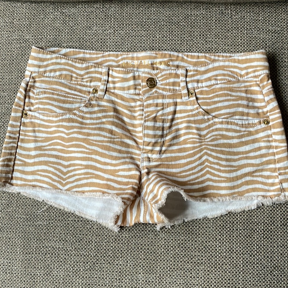 Michael Kors Demin Shorts. 5 pocket jean with frayed hem. Very cute. Size 2.